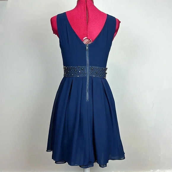 Chic Blue Sleeveless Dress with Embellished Waist - Picture 2 of 5